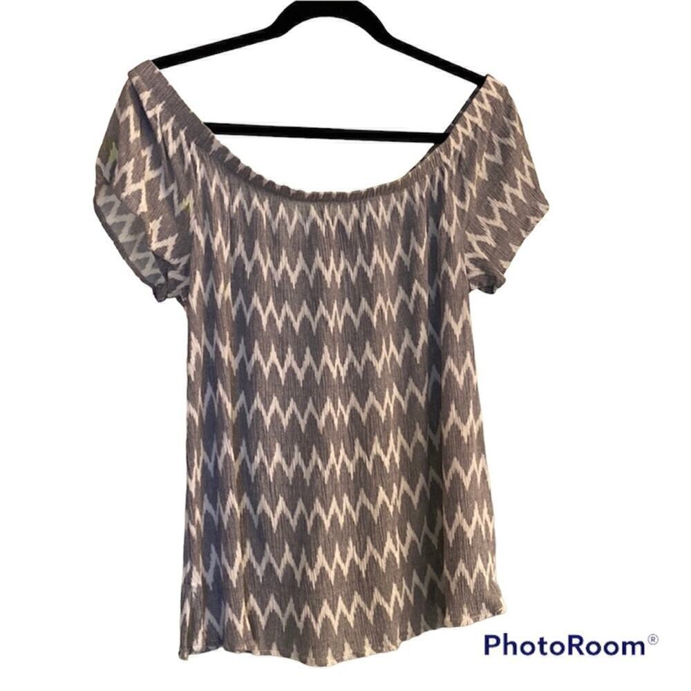 Bobeau Women’s Grey and White Zig Zag Print Off the Shoulder Rayon Top Size L